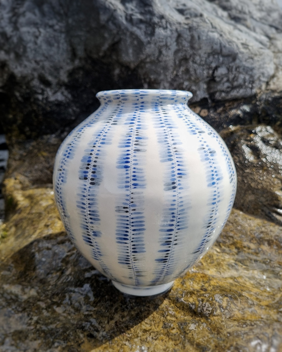 Grand vase en porcelaine de Limoges, motifs bleus cobalt