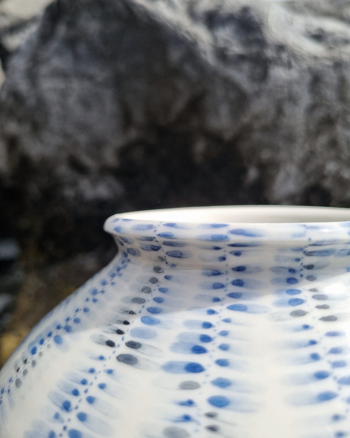 Grand vase en porcelaine de Limoges, motifs bleus cobalt