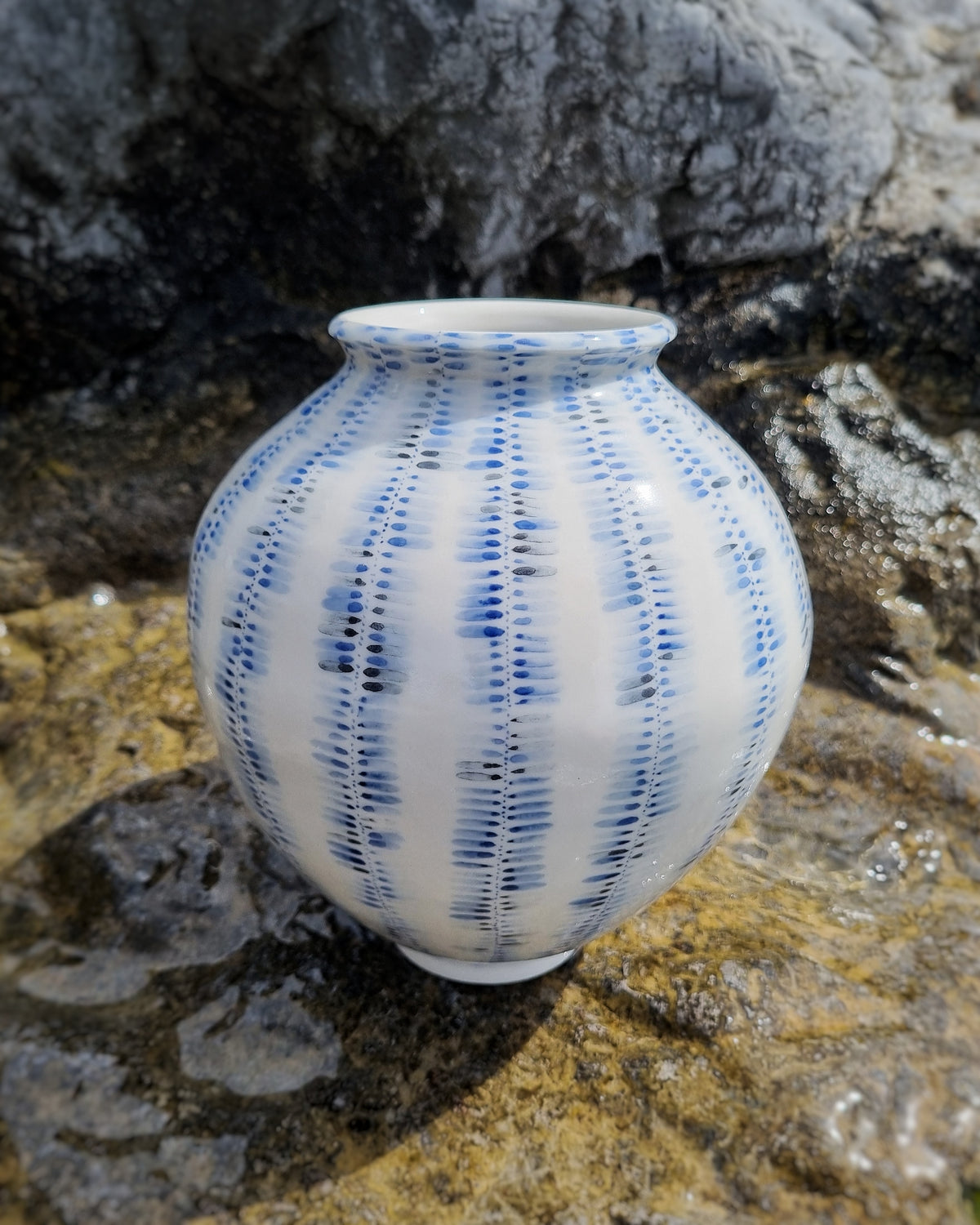 Grand vase en porcelaine de Limoges, motifs bleus cobalt