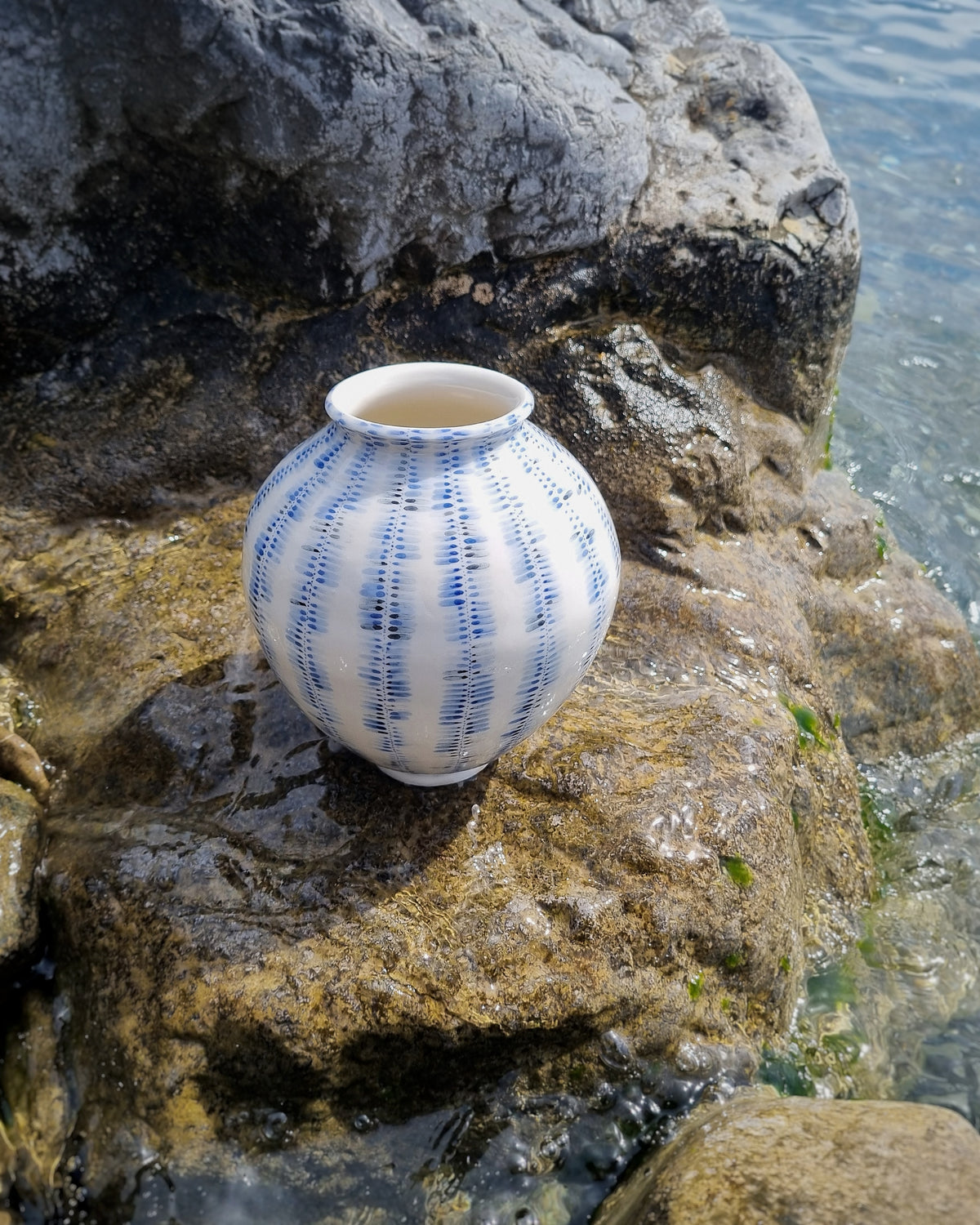Grand vase en porcelaine de Limoges, motifs bleus cobalt