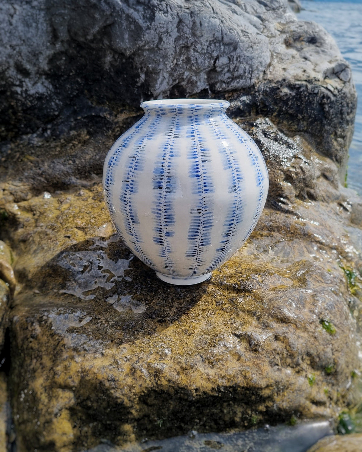 Grand vase en porcelaine de Limoges, motifs bleus cobalt