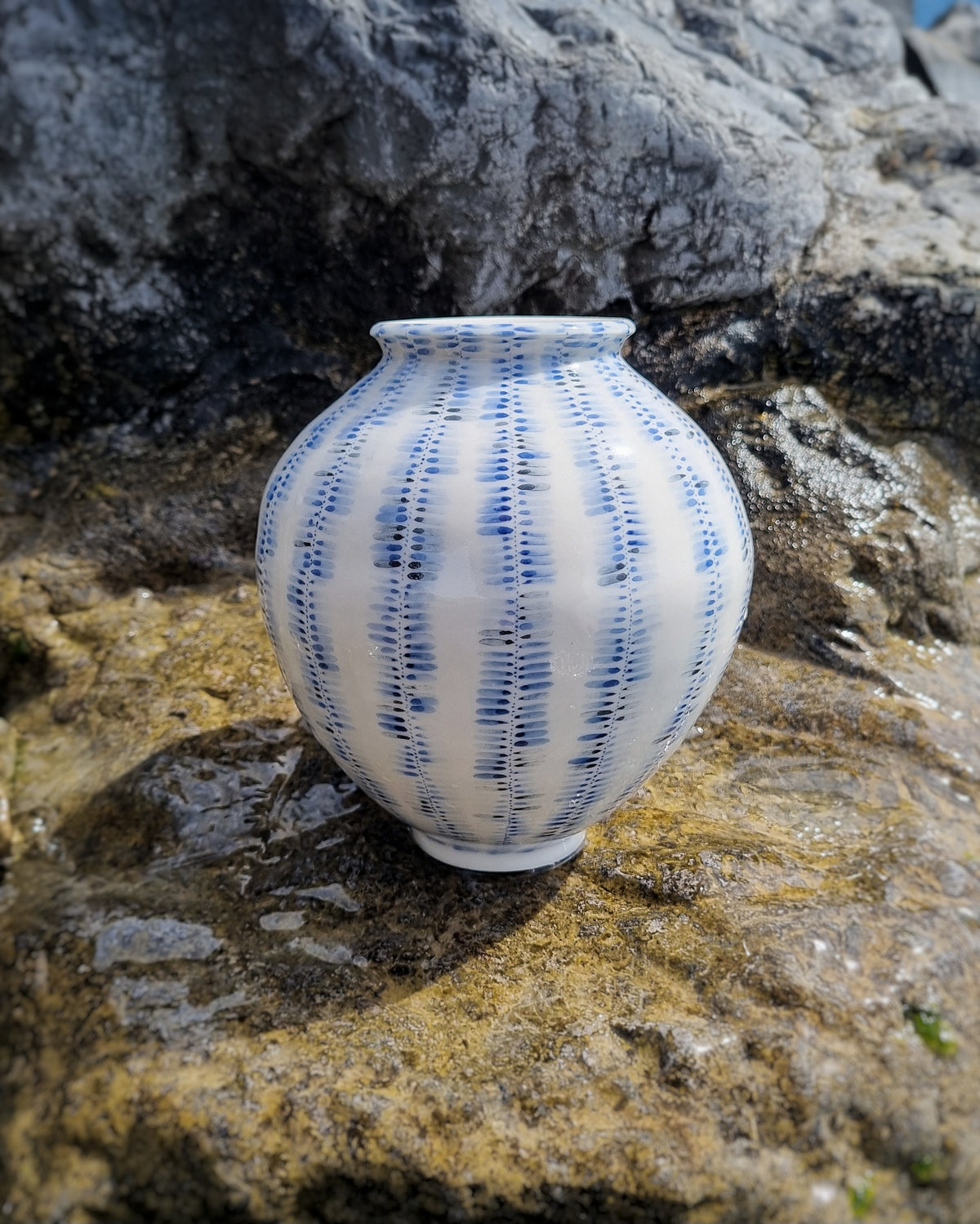 Grand vase en porcelaine de Limoges, motifs bleus cobalt