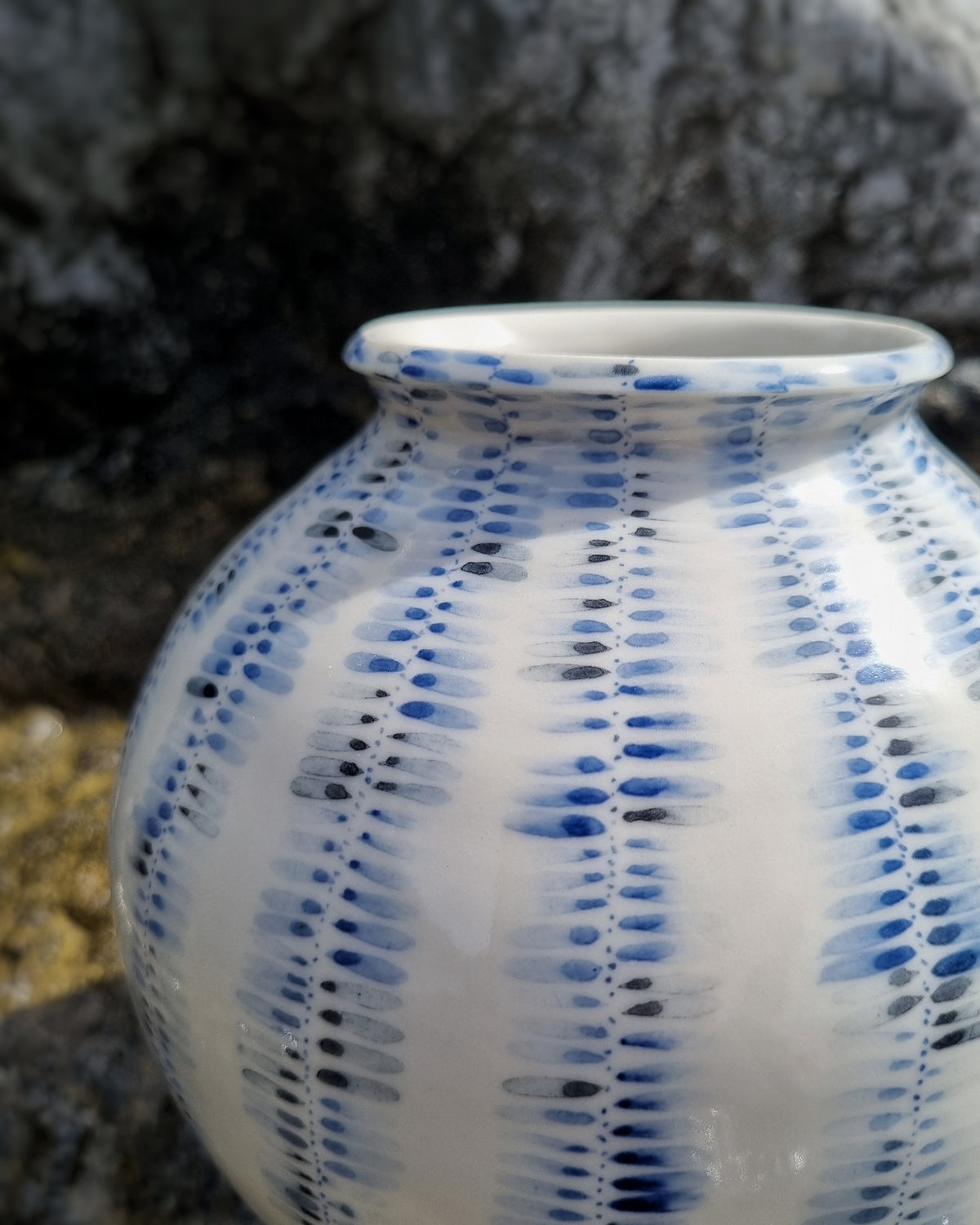 Grand vase en porcelaine de Limoges, motifs bleus cobalt