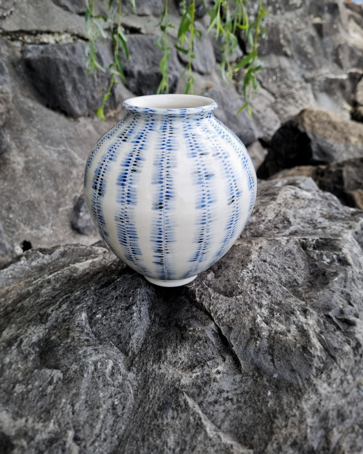 Grand vase en porcelaine de Limoges, motifs bleus cobalt