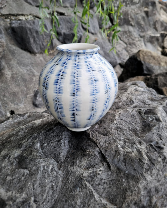 Grand vase en porcelaine de Limoges, motifs bleus cobalt