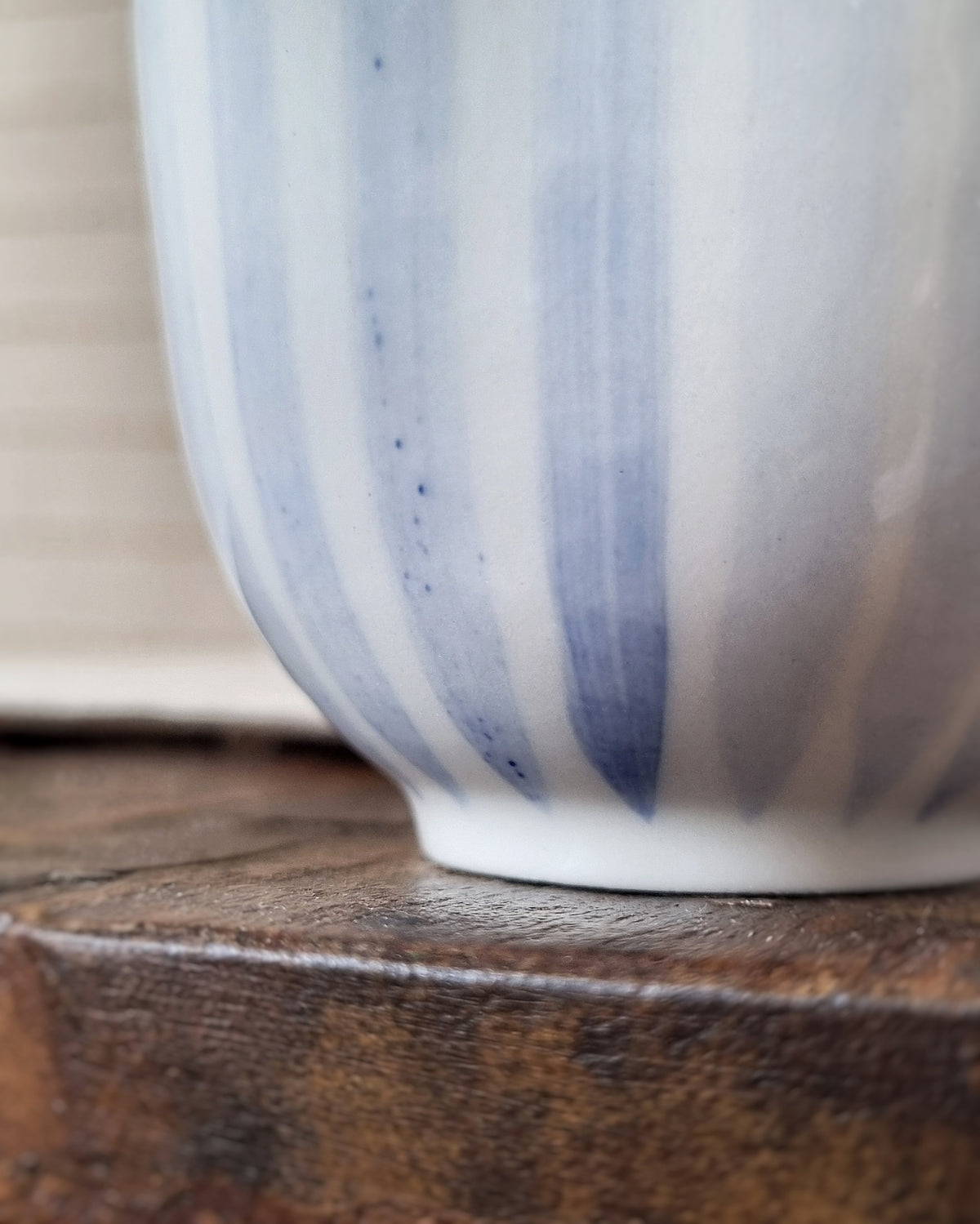 Tasse 180ml avec anse en porcelaine, avec lignes bleu cobalt