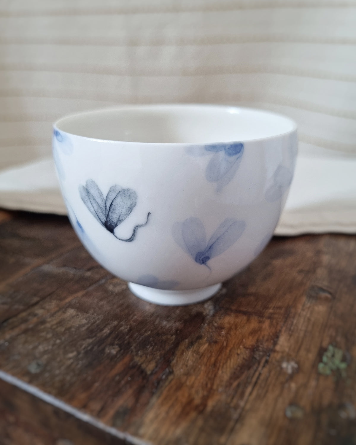Petite tasse à thé + sous-tasse, en porcelaine avec feuilles au vent bleues