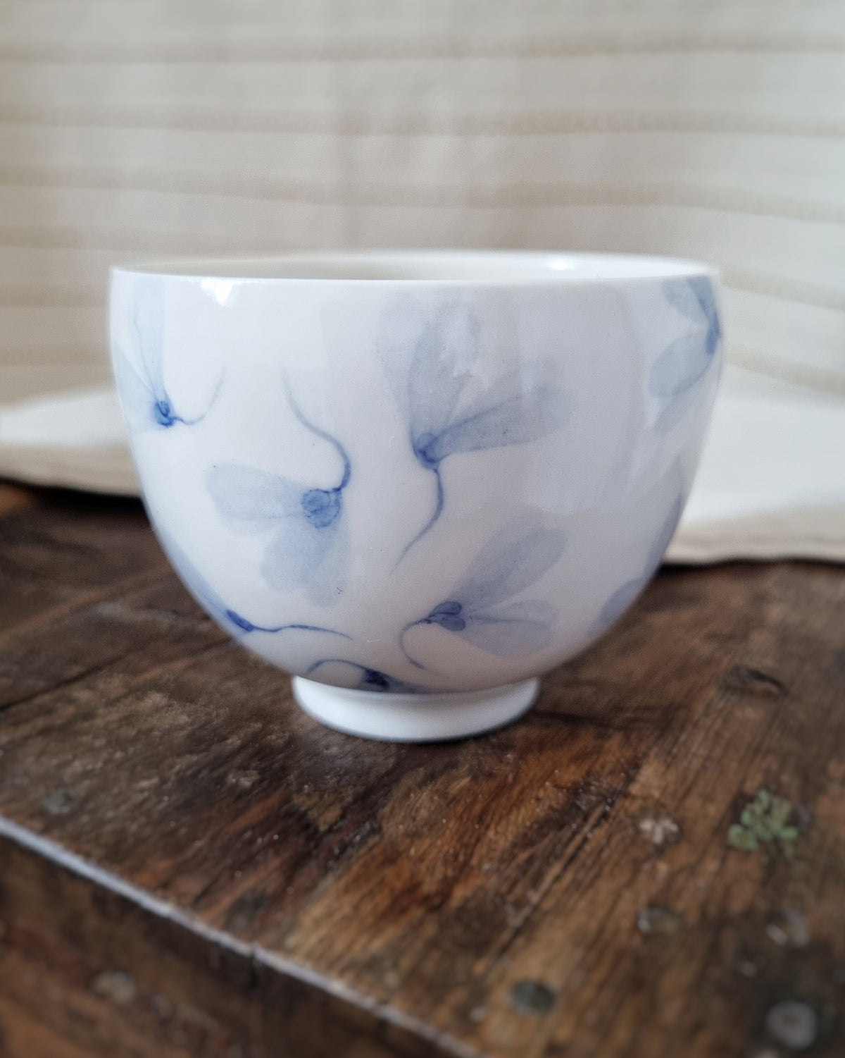 Petite tasse à thé + sous-tasse, en porcelaine avec feuilles au vent bleues