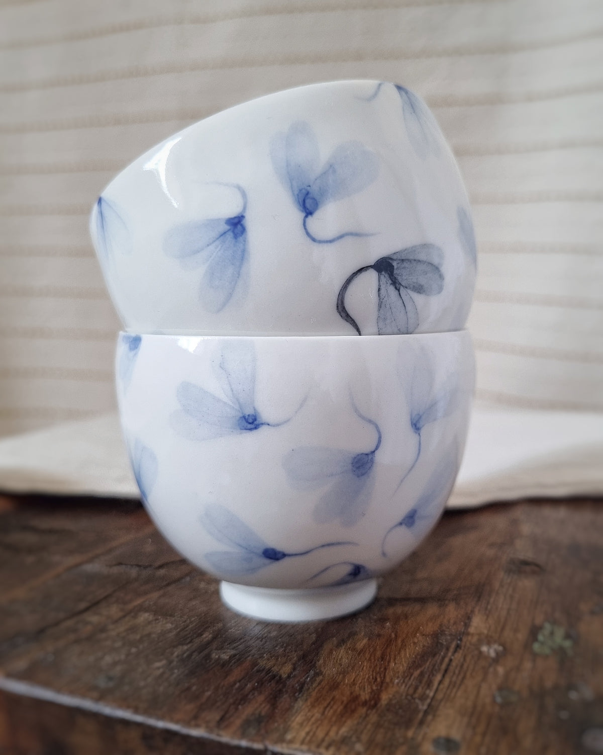 Petite tasse à thé + sous-tasse, en porcelaine avec feuilles au vent bleues