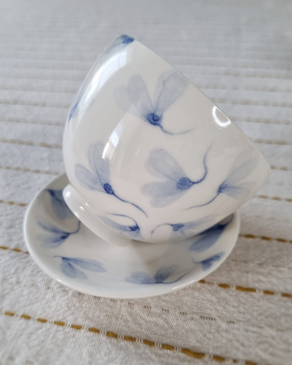 Petite tasse à thé + sous-tasse, en porcelaine avec feuilles au vent bleues