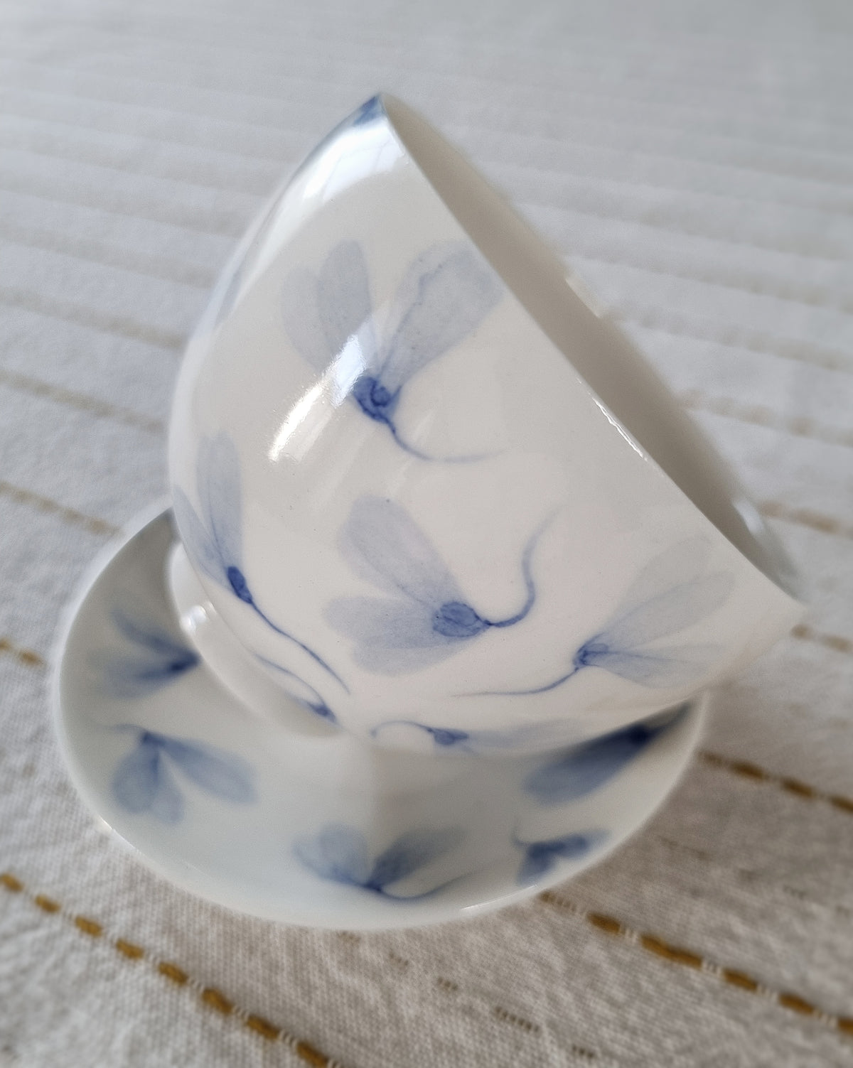 Petite tasse à thé + sous-tasse, en porcelaine avec feuilles au vent bleues