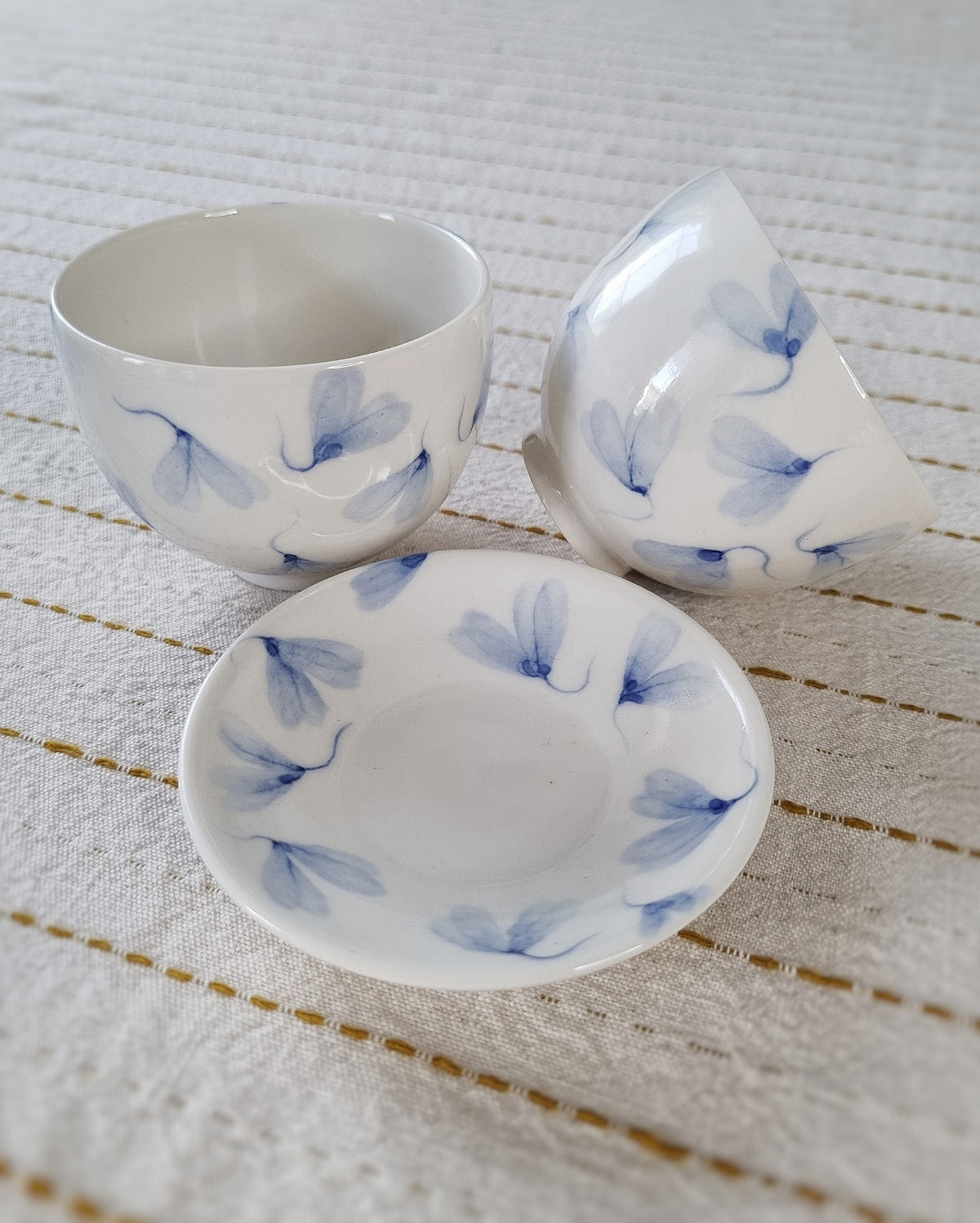 Petite tasse à thé + sous-tasse, en porcelaine avec feuilles au vent bleues