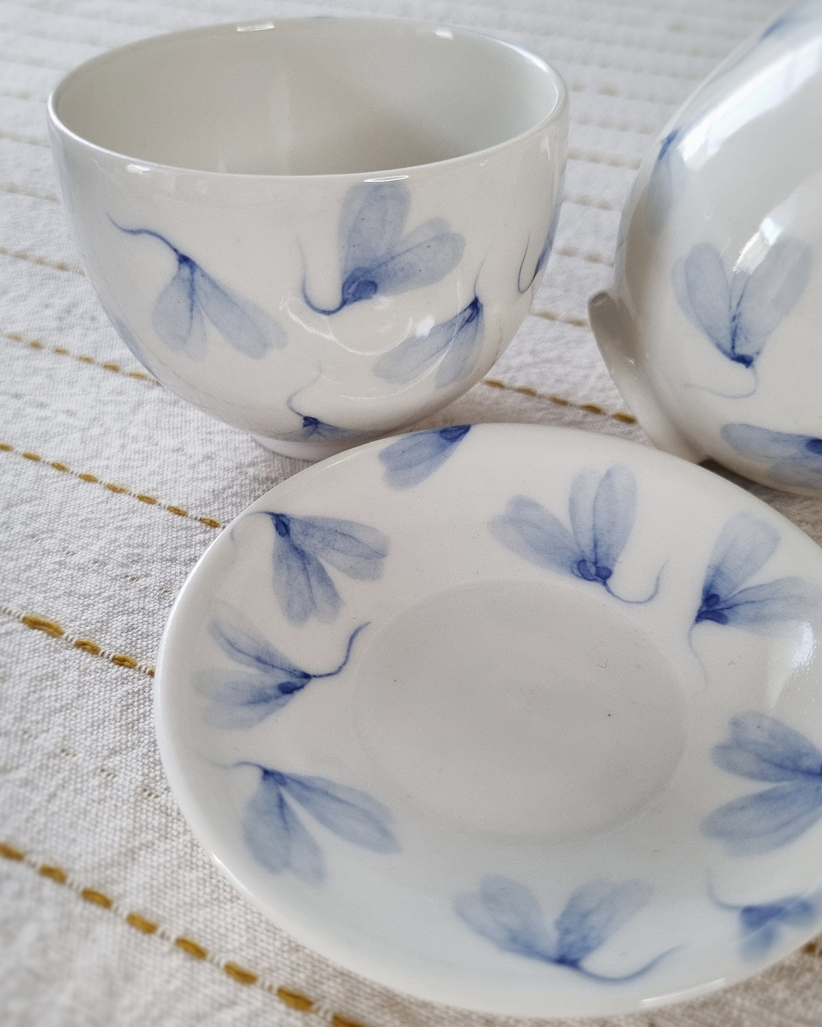 Petite tasse à thé + sous-tasse, en porcelaine avec feuilles au vent bleues