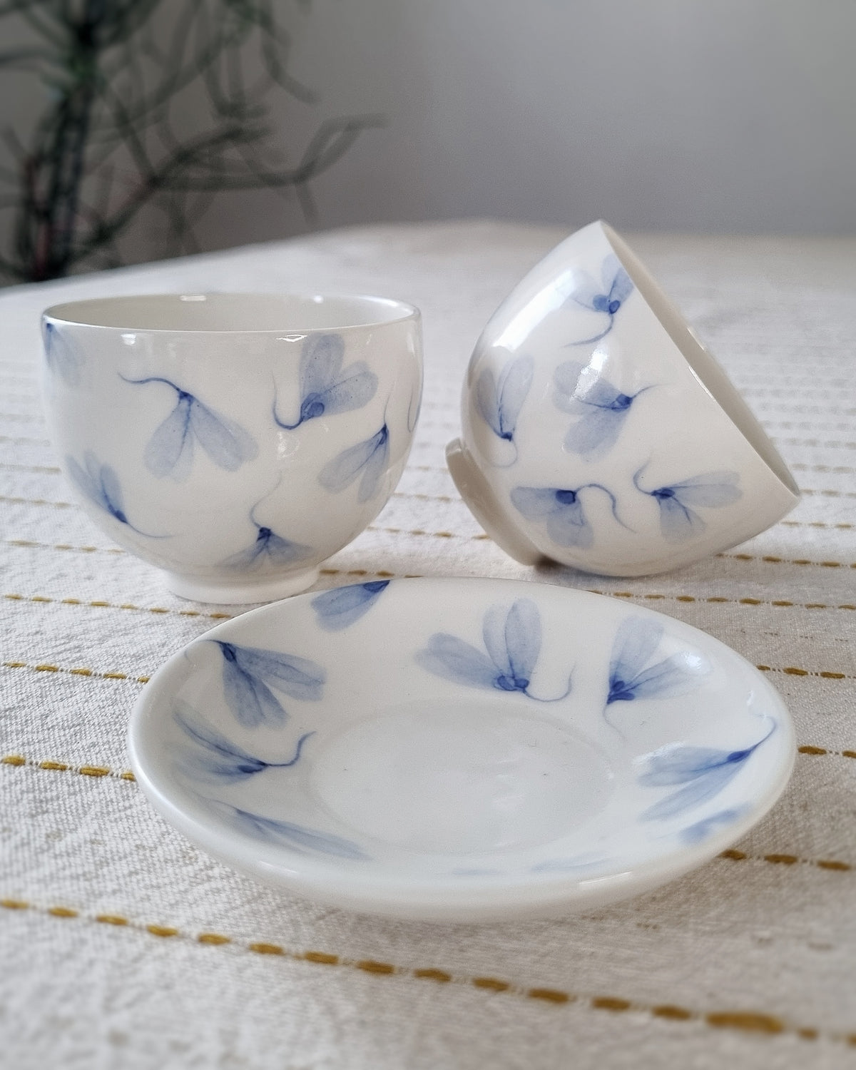 Petite tasse à thé + sous-tasse, en porcelaine avec feuilles au vent bleues