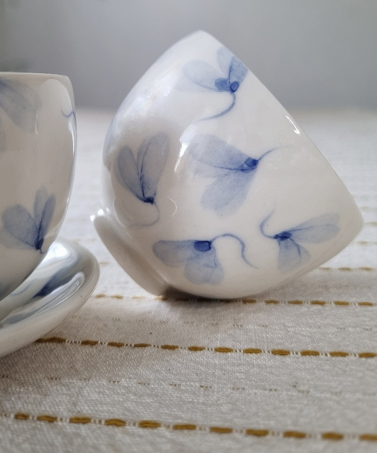Petite tasse à thé + sous-tasse, en porcelaine avec feuilles au vent bleues