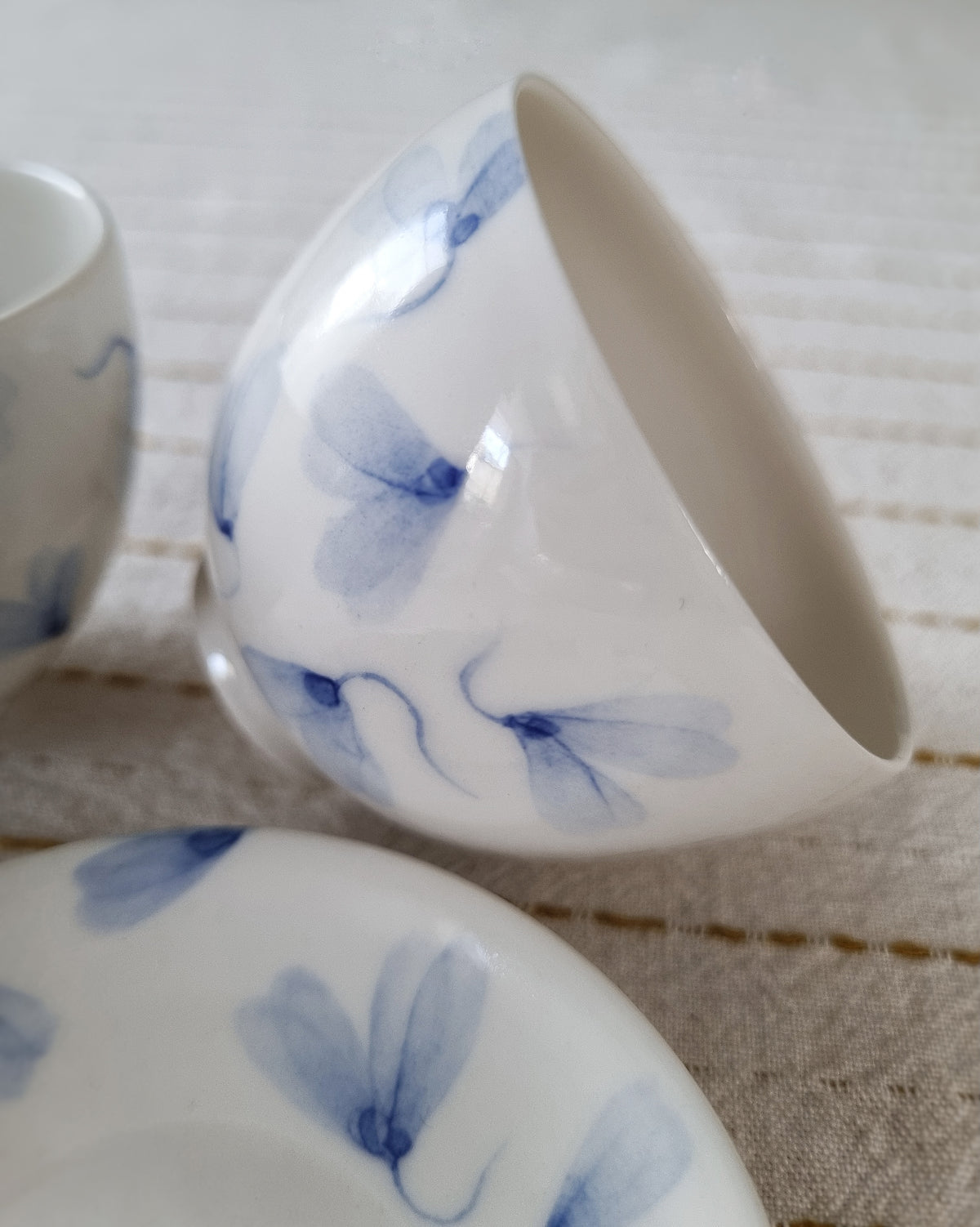 Petite tasse à thé + sous-tasse, en porcelaine avec feuilles au vent bleues