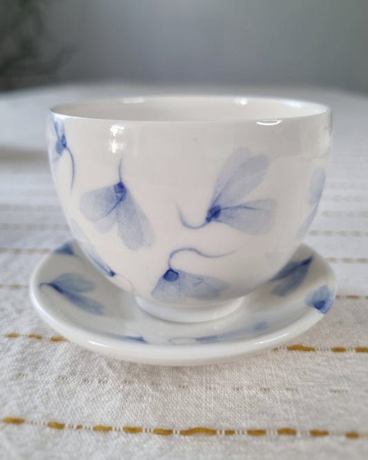 Petite tasse à thé + sous-tasse, en porcelaine avec feuilles au vent bleues