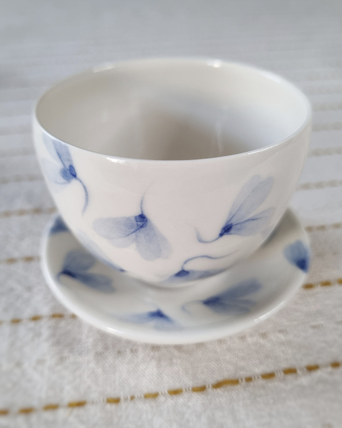 Petite tasse à thé + sous-tasse, en porcelaine avec feuilles au vent bleues