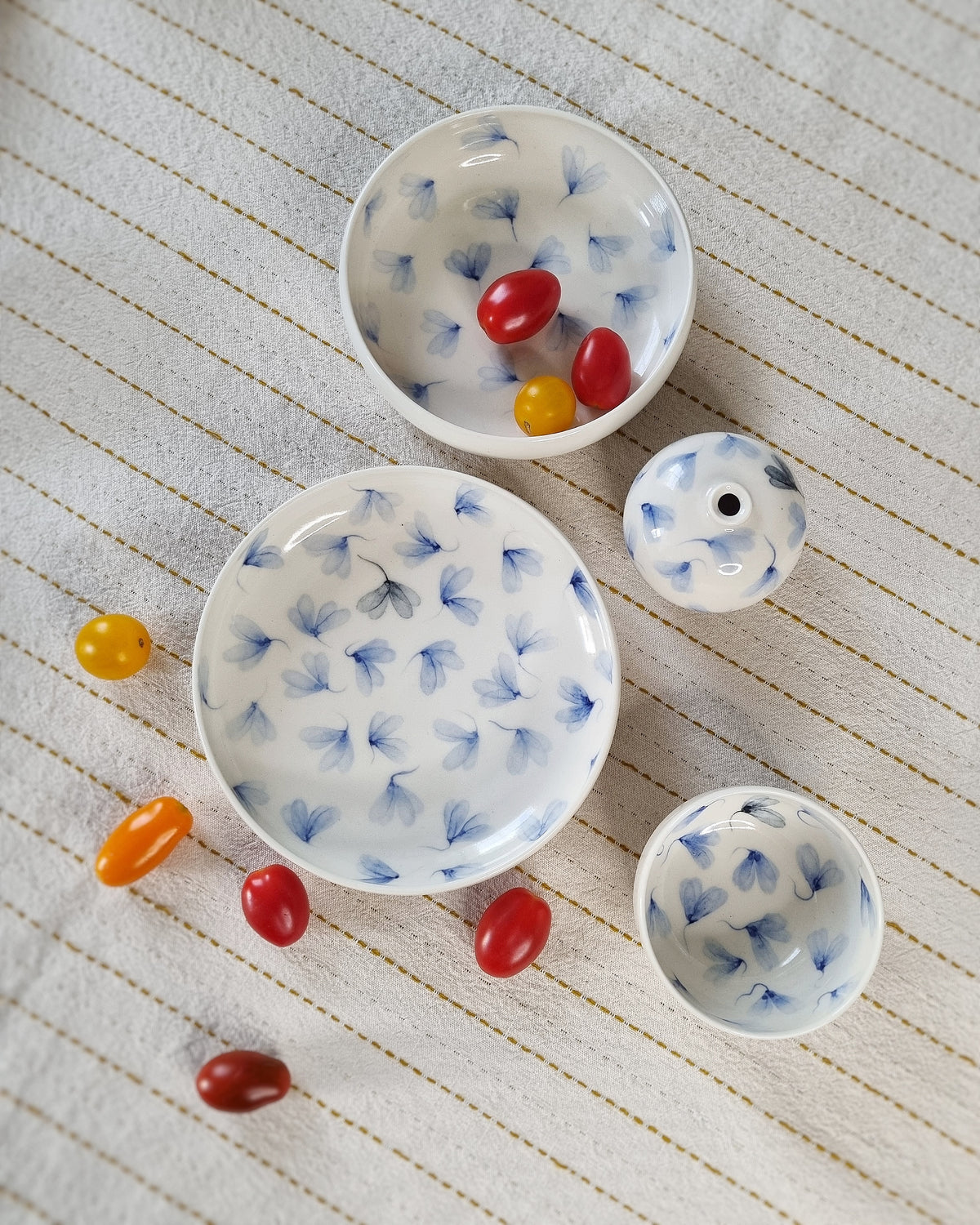 Bol plat large en porcelaine blanche, avec feuilles au vent bleues