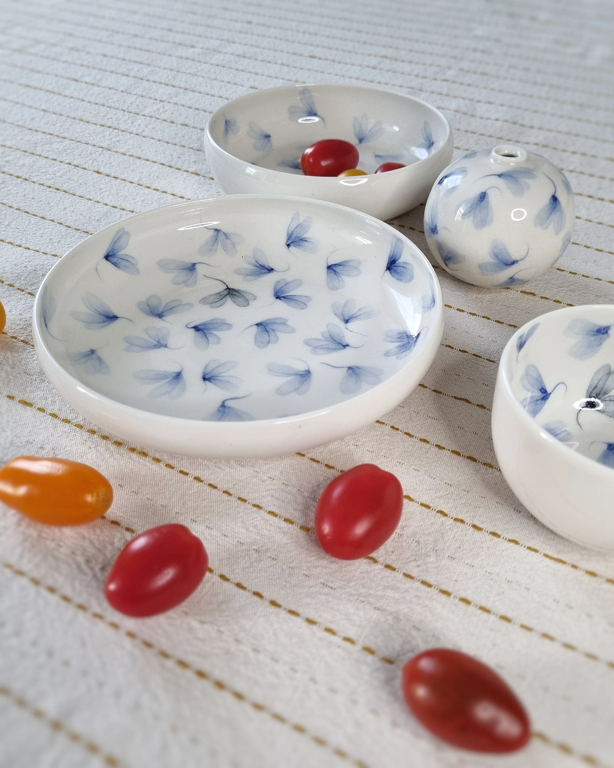 Bol plat large en porcelaine blanche, avec feuilles au vent bleues