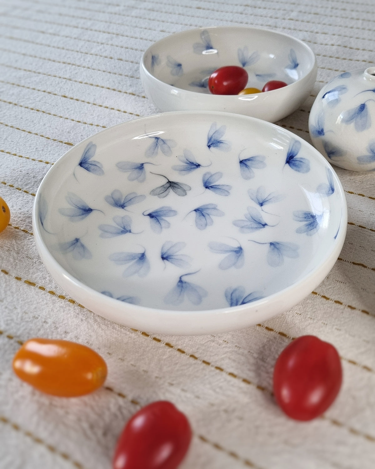 Bol plat large en porcelaine blanche, avec feuilles au vent bleues