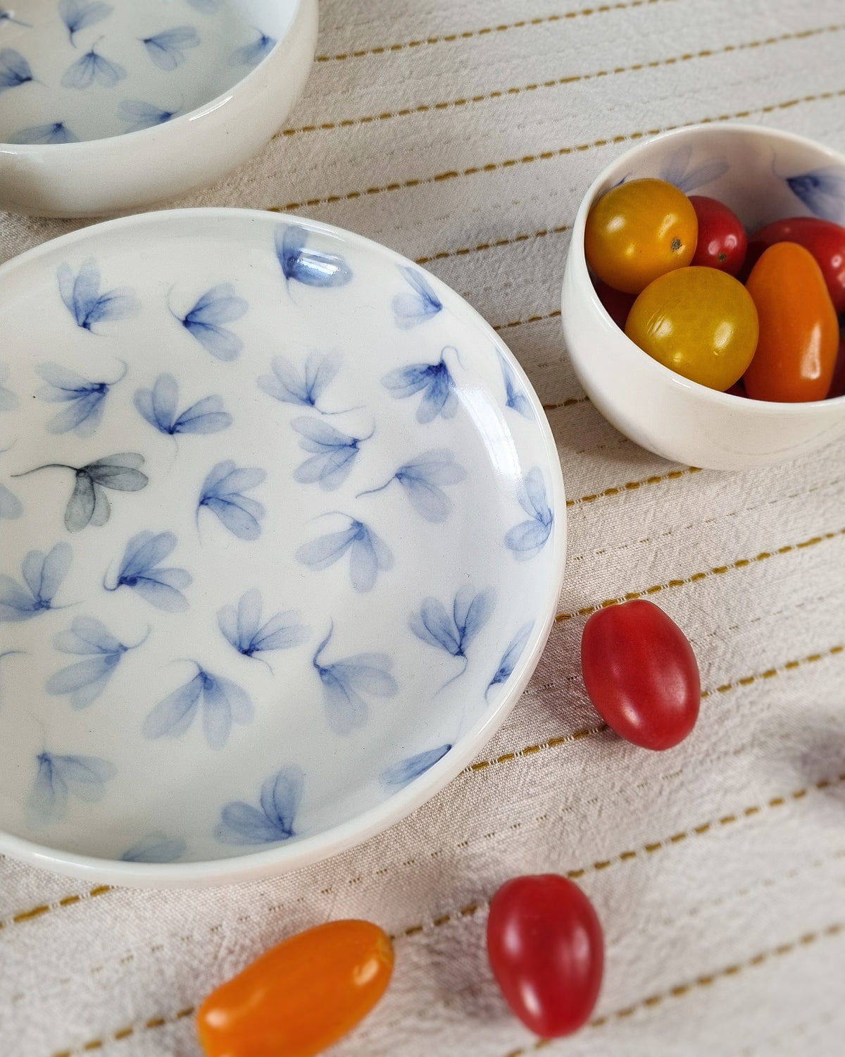 Bol plat large en porcelaine blanche, avec feuilles au vent bleues