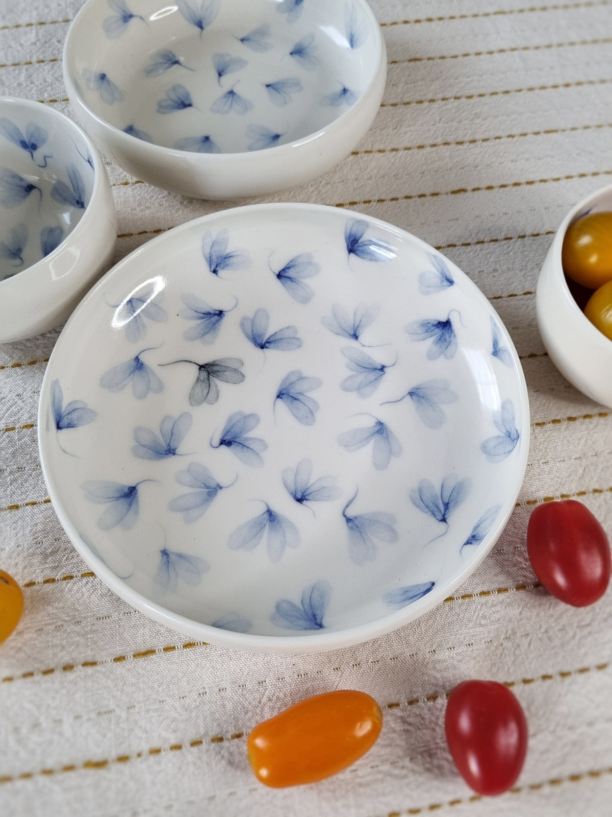 Bol plat large en porcelaine blanche, avec feuilles au vent bleues
