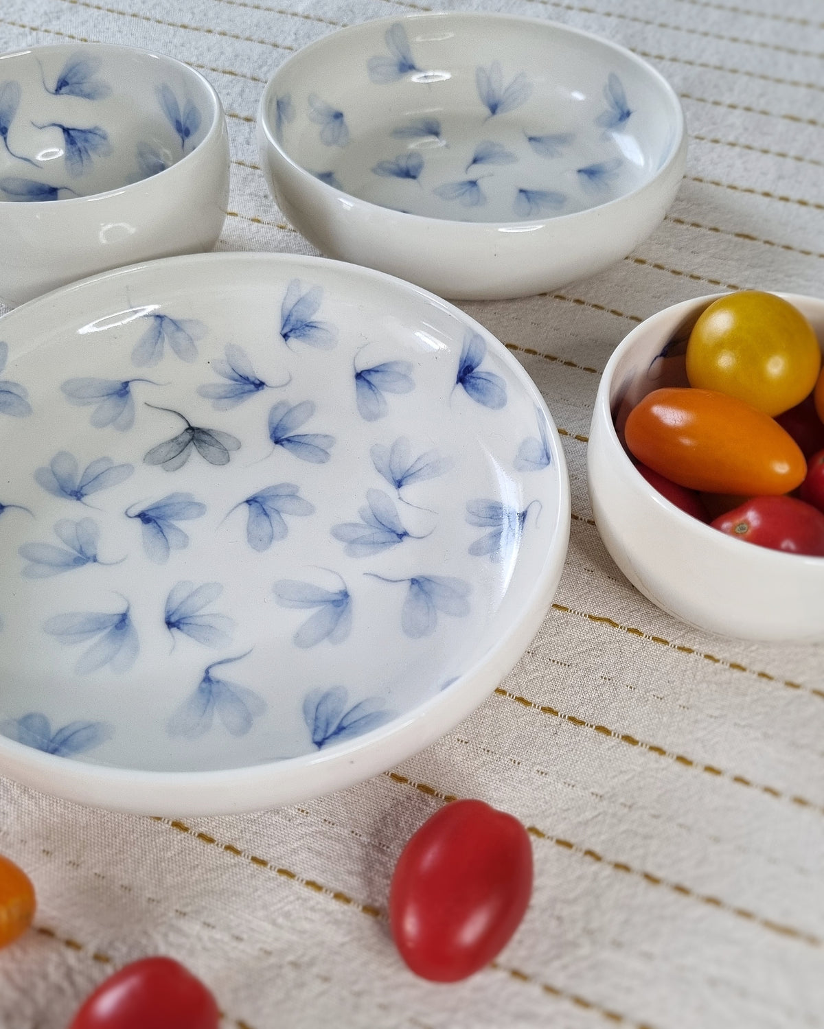 Bol plat large en porcelaine blanche, avec feuilles au vent bleues