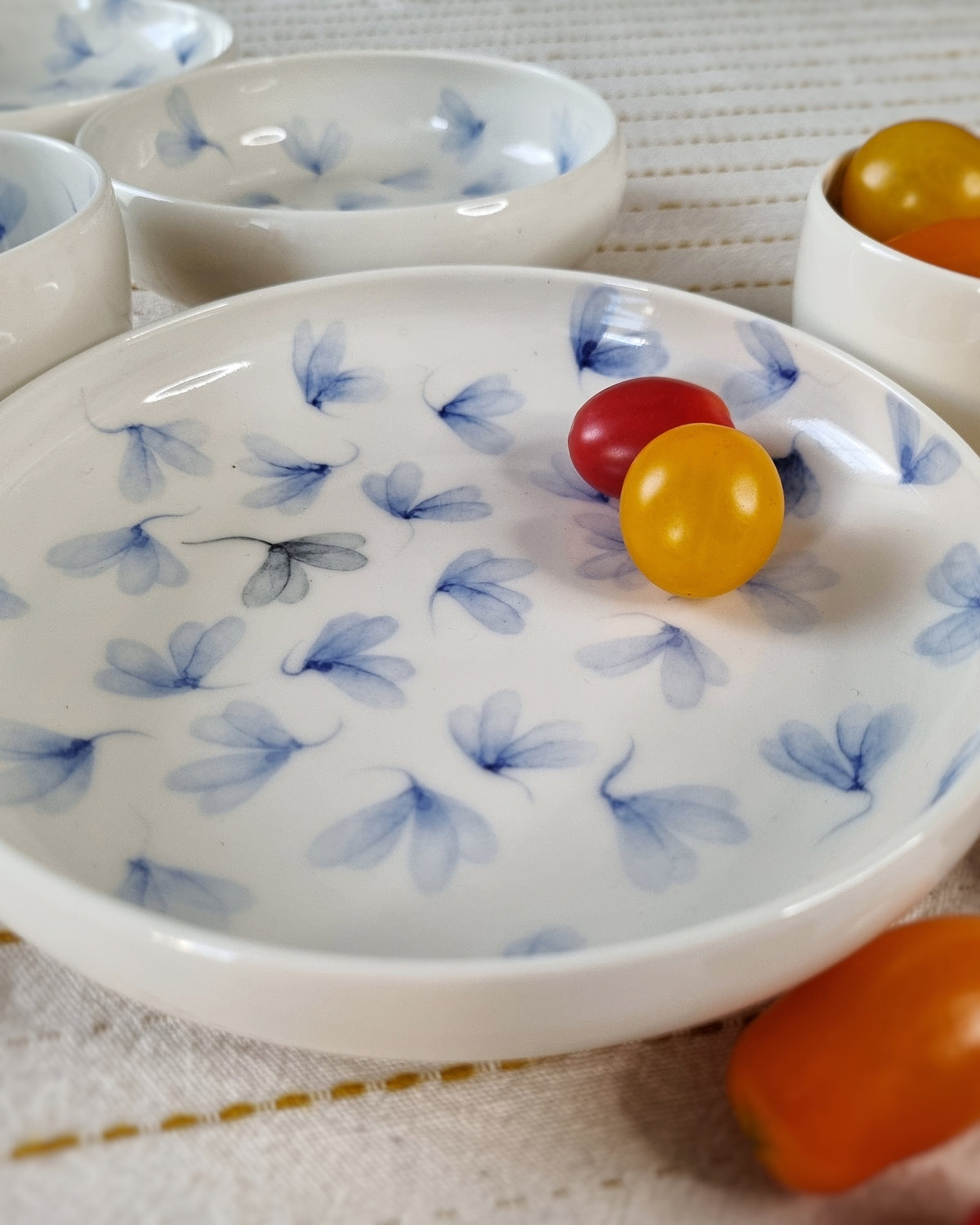 Bol plat large en porcelaine blanche, avec feuilles au vent bleues