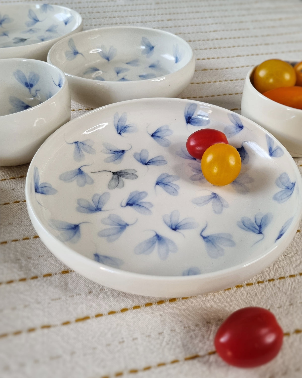 Bol plat large en porcelaine blanche, avec feuilles au vent bleues