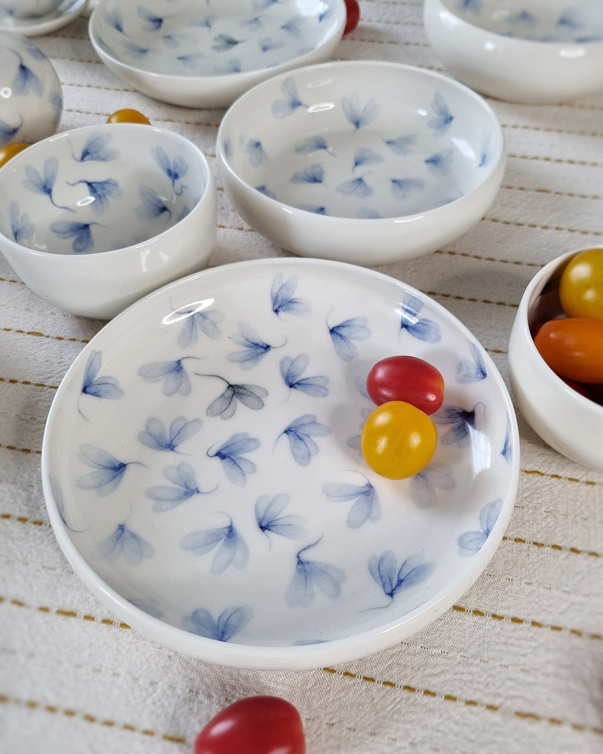 Bol plat large en porcelaine blanche, avec feuilles au vent bleues