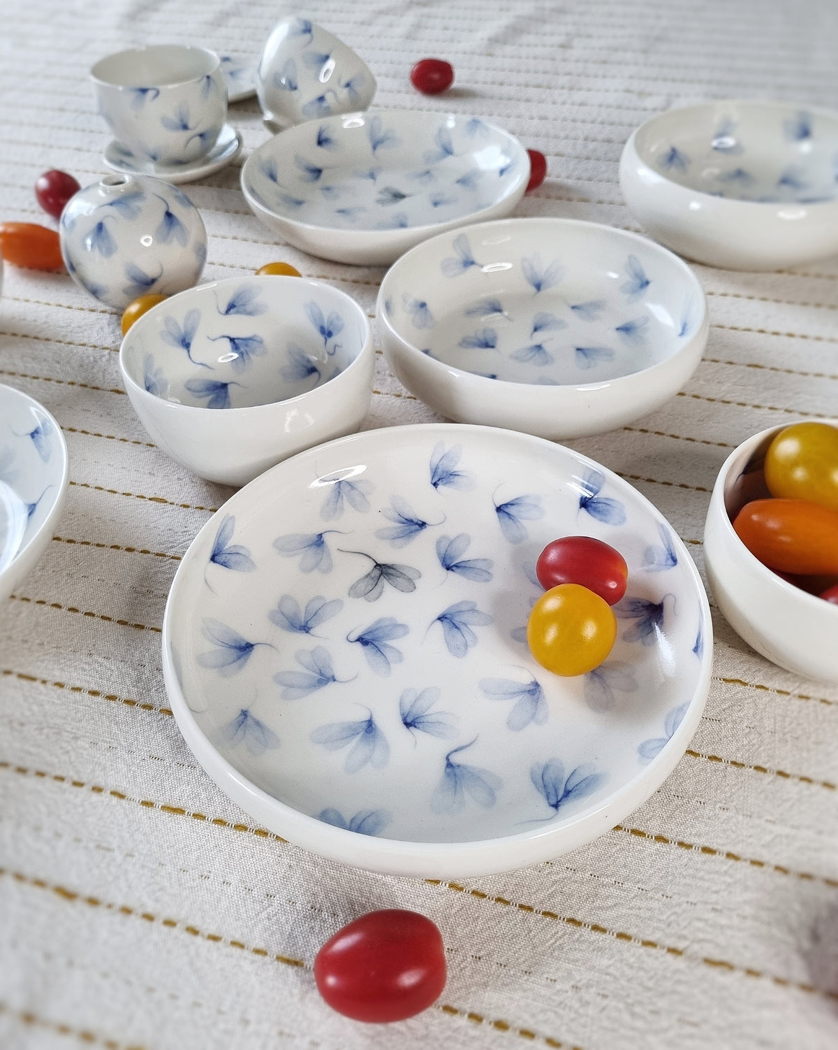 Bol plat large en porcelaine blanche, avec feuilles au vent bleues