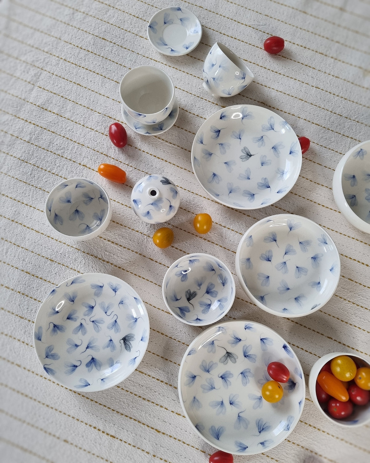 Petite tasse à thé + sous-tasse, en porcelaine avec feuilles au vent bleues
