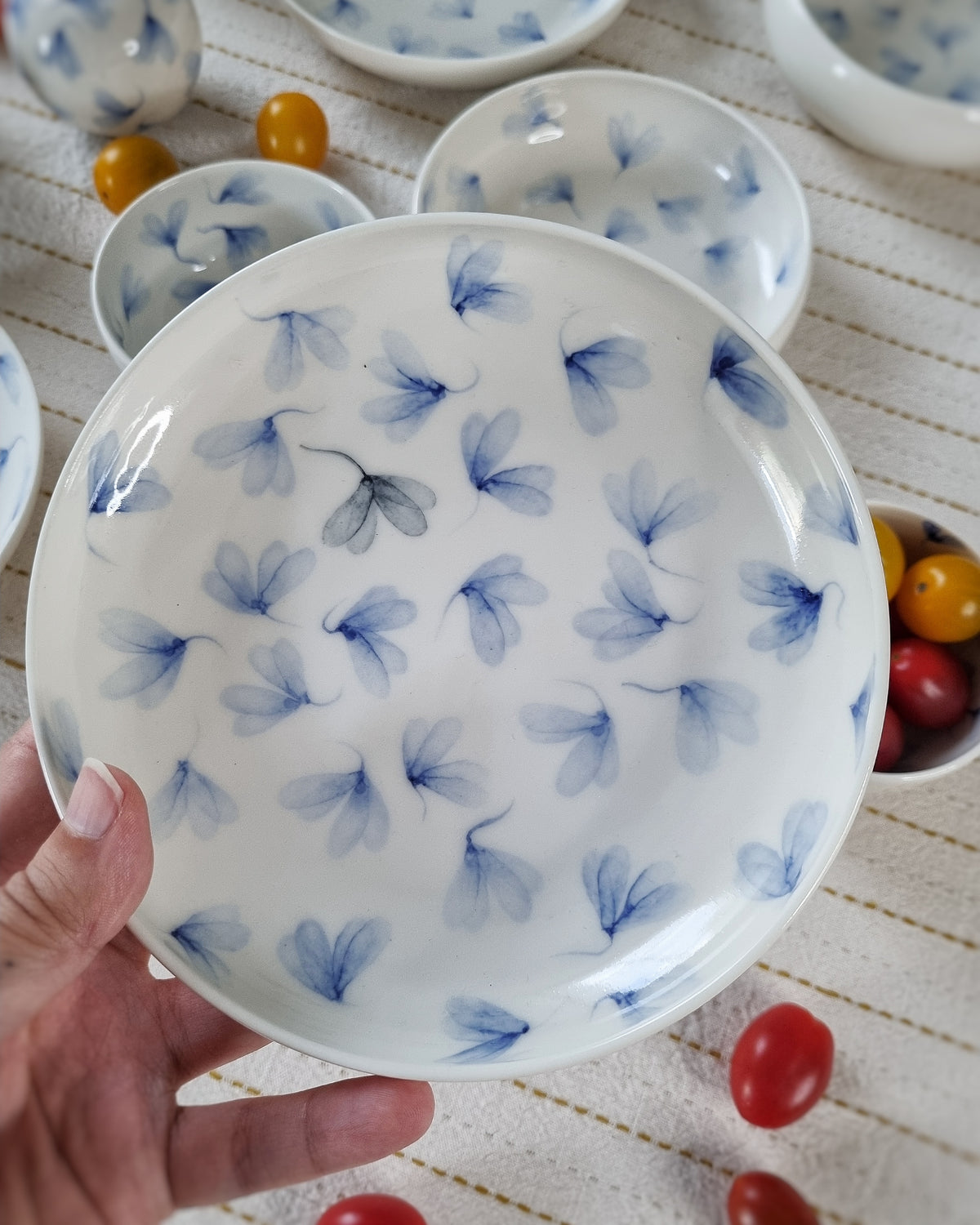 Bol plat large en porcelaine blanche, avec feuilles au vent bleues