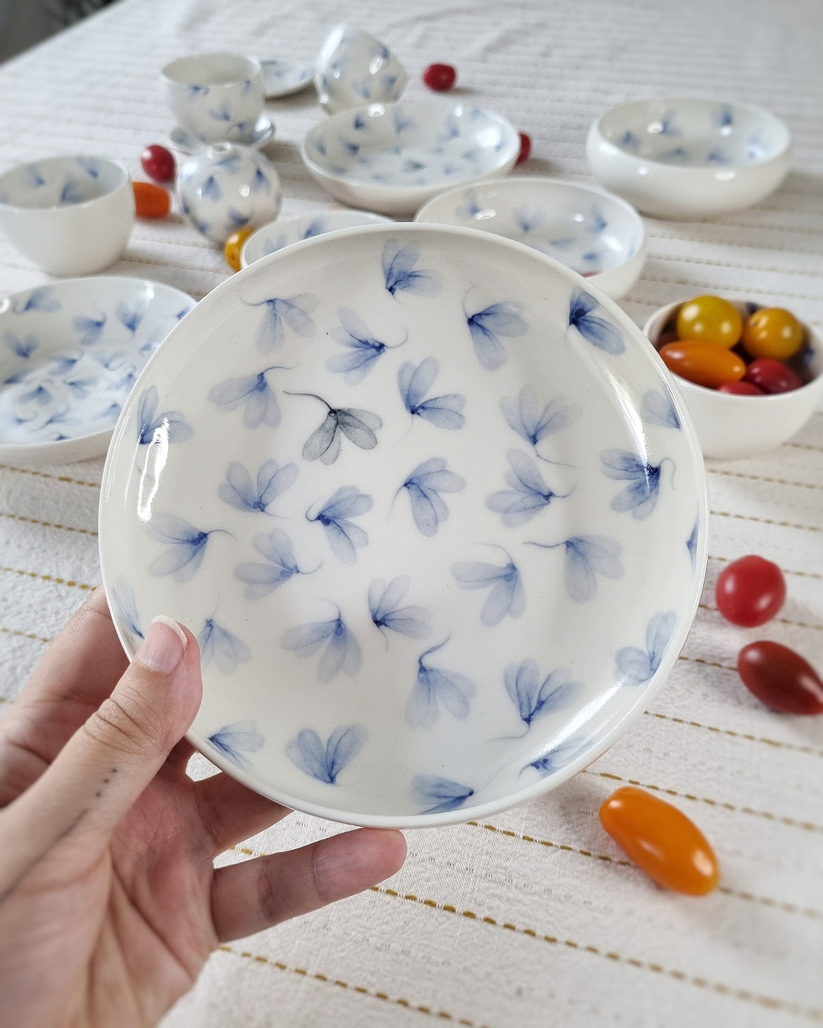 Bol plat large en porcelaine blanche, avec feuilles au vent bleues