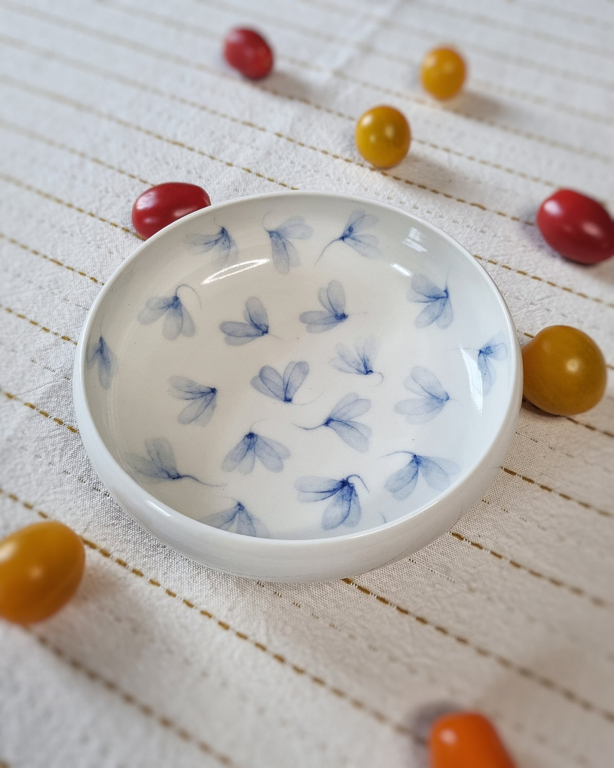 Bol plat en porcelaine avec feuilles au vent bleues
