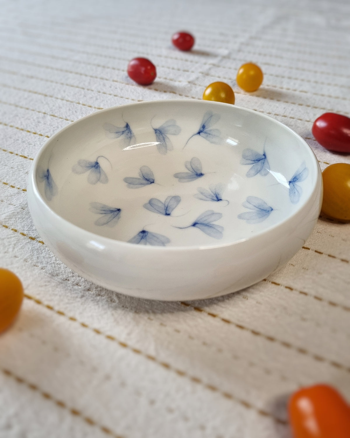 Bol plat en porcelaine avec feuilles au vent bleues