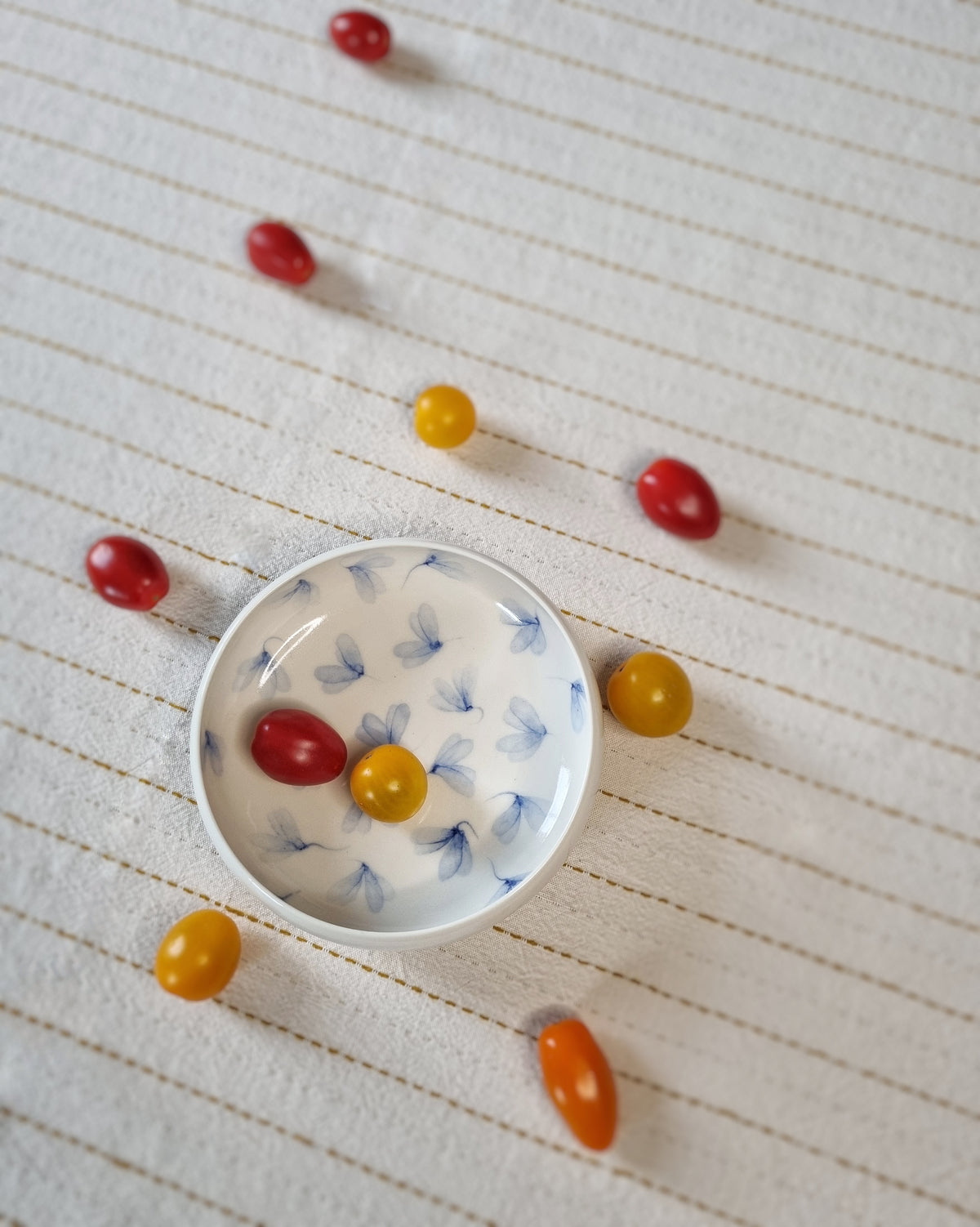 Bol plat en porcelaine avec feuilles au vent bleues