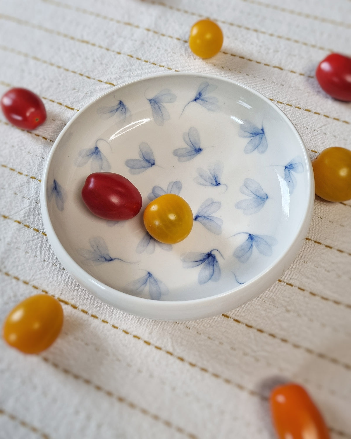 Bol plat en porcelaine avec feuilles au vent bleues