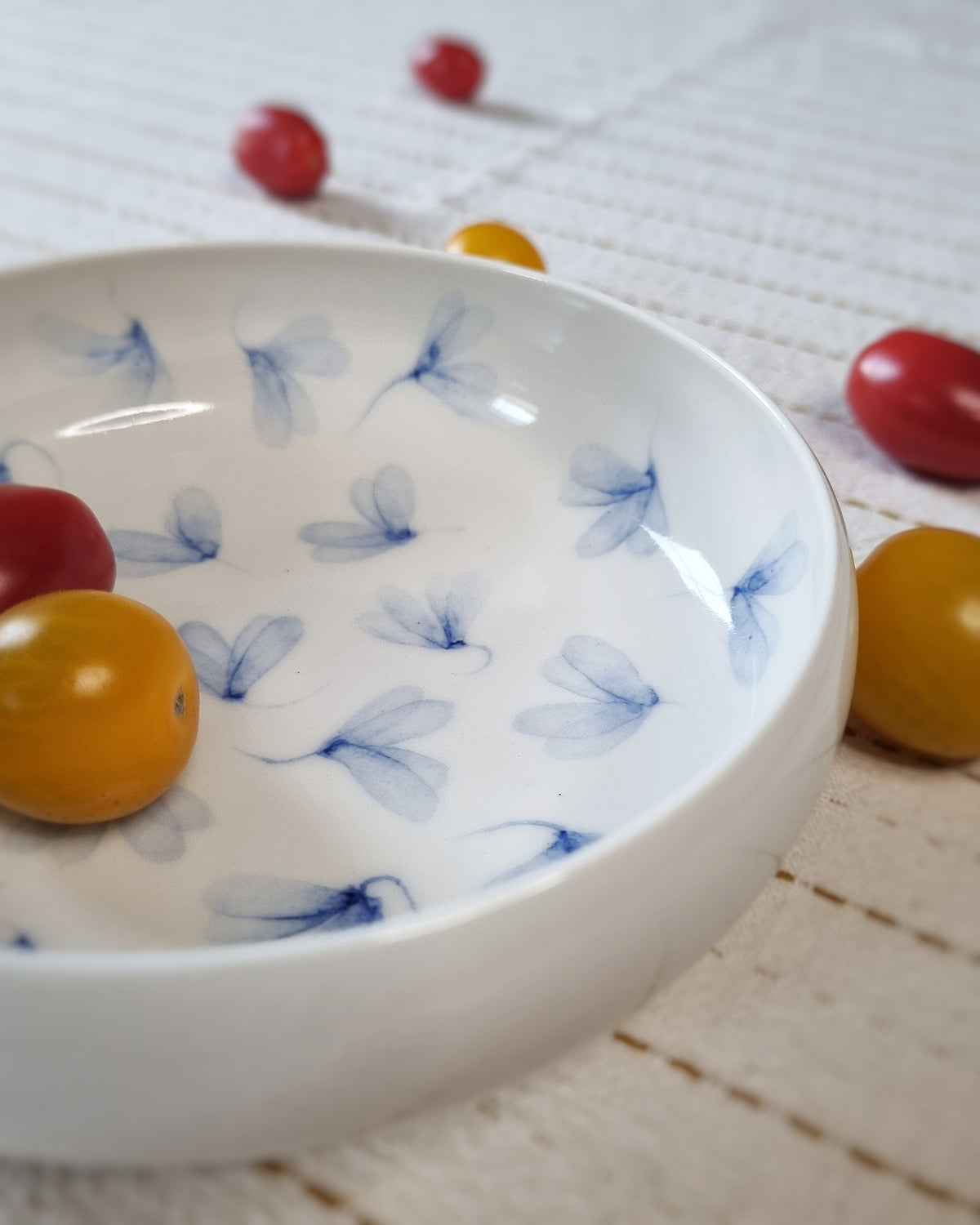 Bol plat en porcelaine avec feuilles au vent bleues