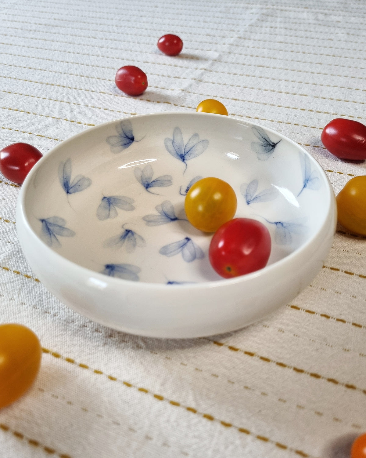 Bol plat en porcelaine avec feuilles au vent bleues