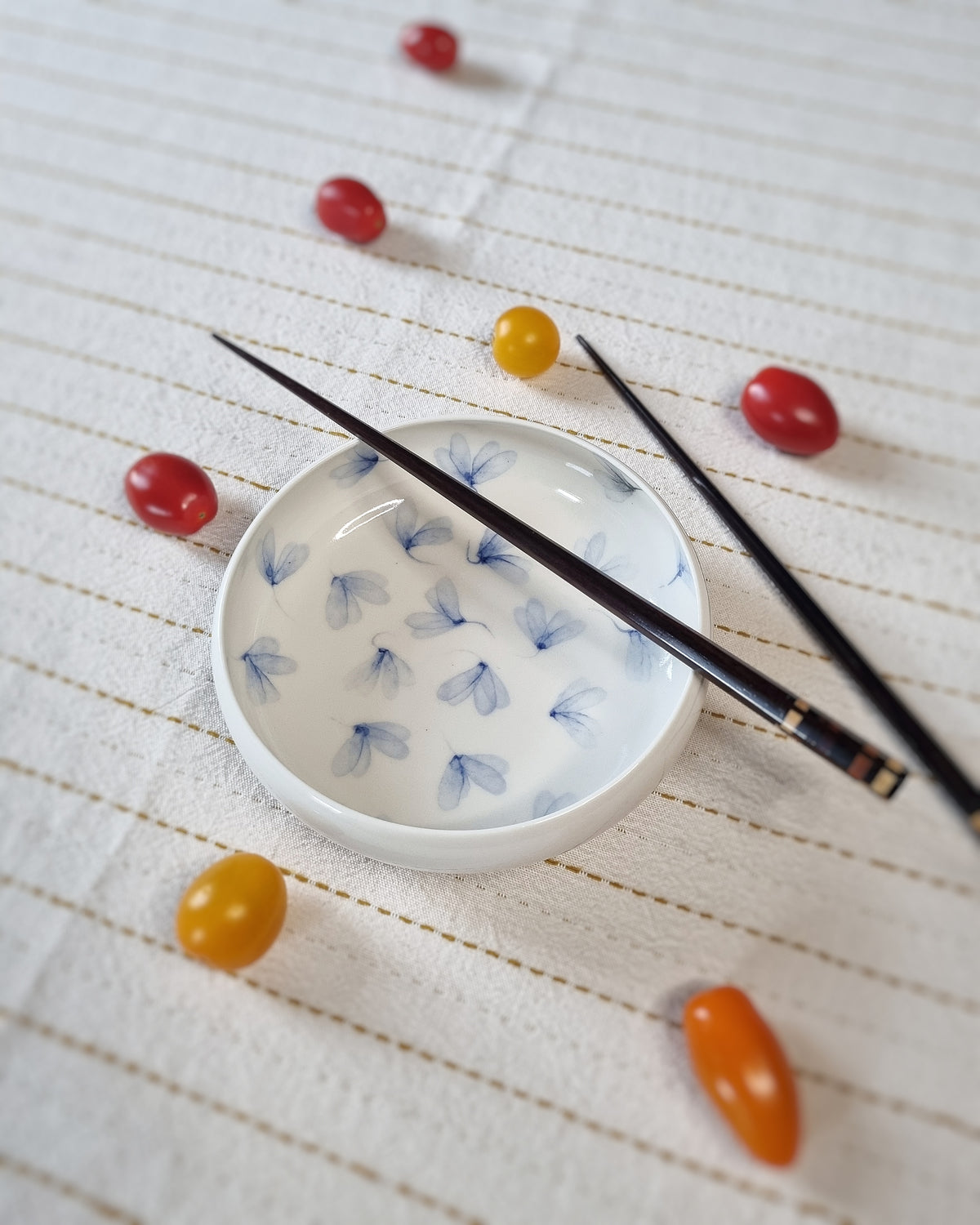 Bol plat en porcelaine avec feuilles au vent bleues