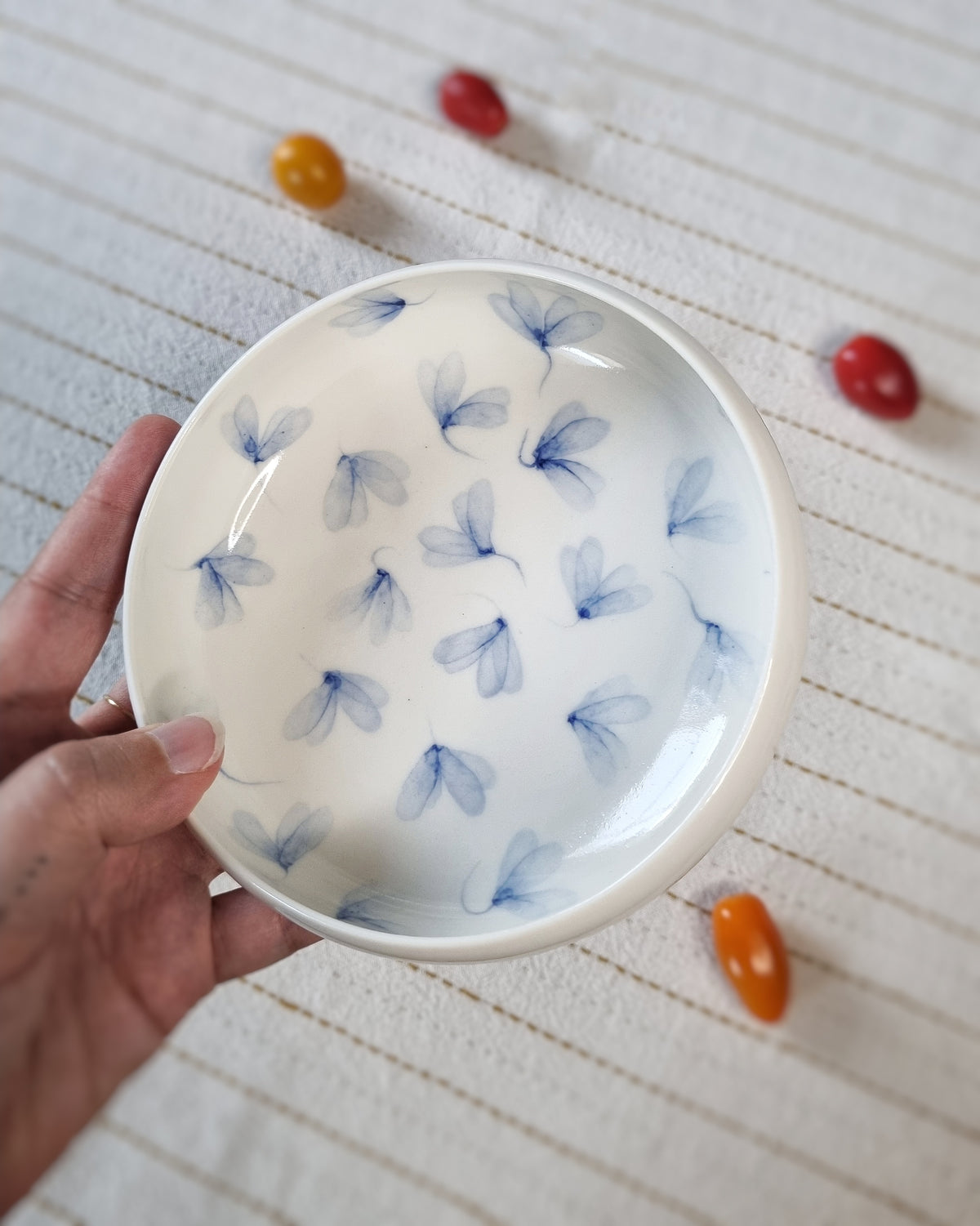Bol plat en porcelaine avec feuilles au vent bleues
