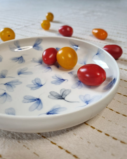 Bol plat large en porcelaine blanche, avec feuilles au vent bleues
