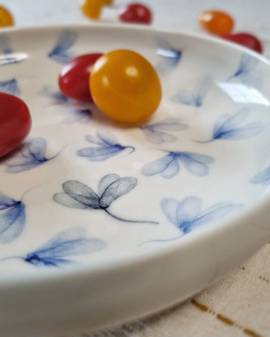 Bol plat large en porcelaine blanche, avec feuilles au vent bleues