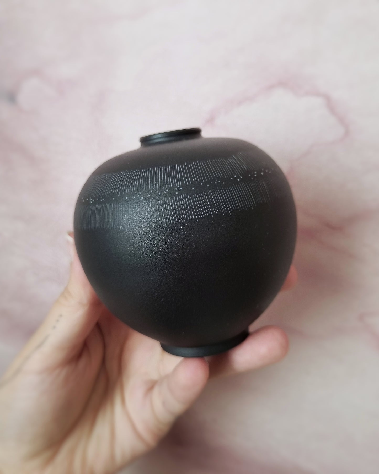 Petit vase sphérique en porcelaine noire — traits & points Sanggam