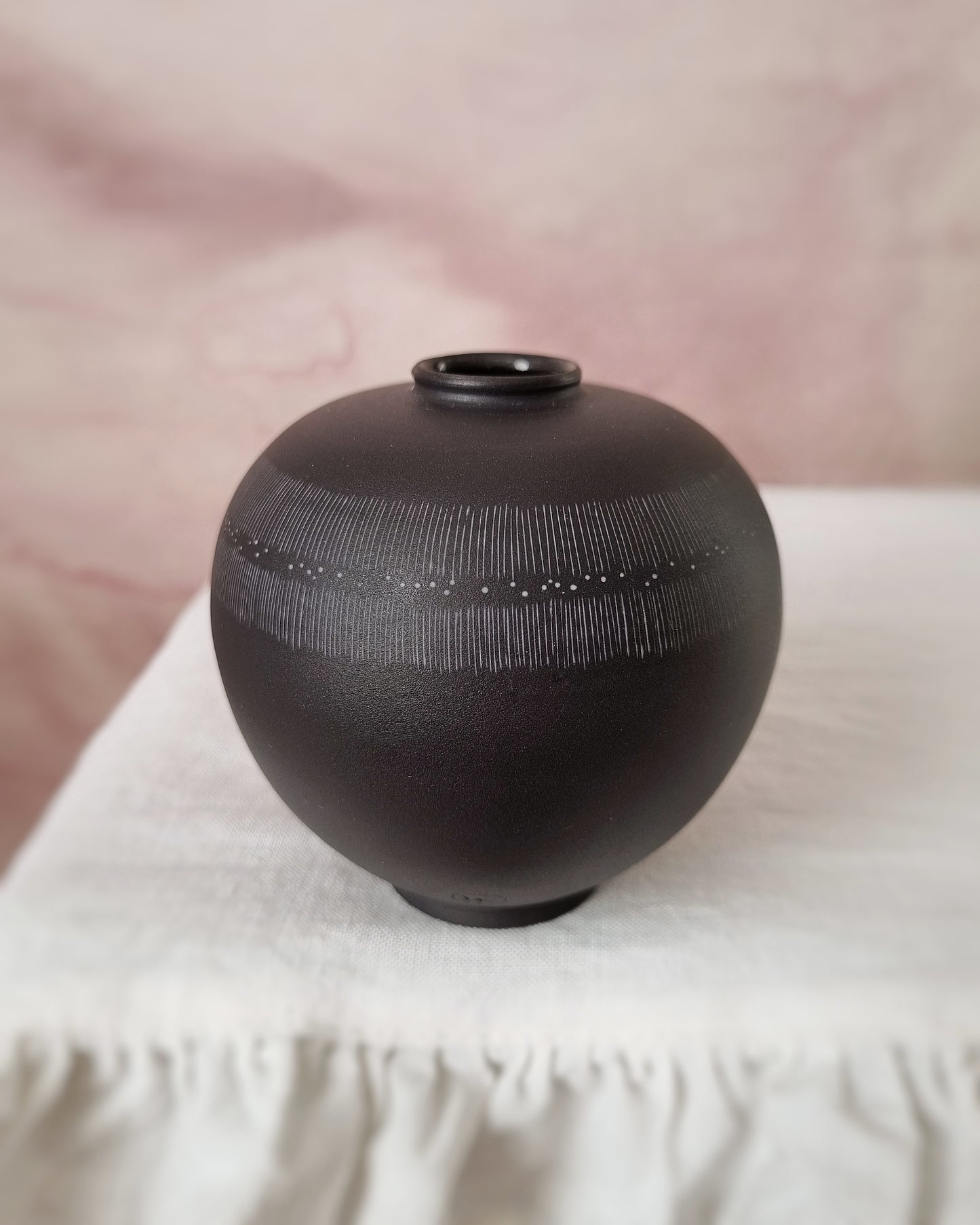 Petit vase sphérique en porcelaine noire — traits & points Sanggam