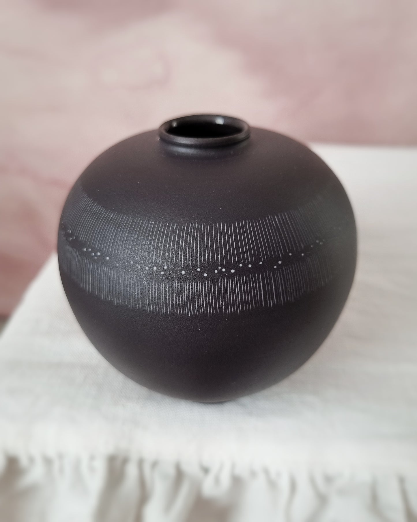Petit vase sphérique en porcelaine noire — traits & points Sanggam