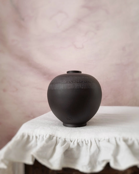 Petit vase sphérique en porcelaine noire — traits & points Sanggam