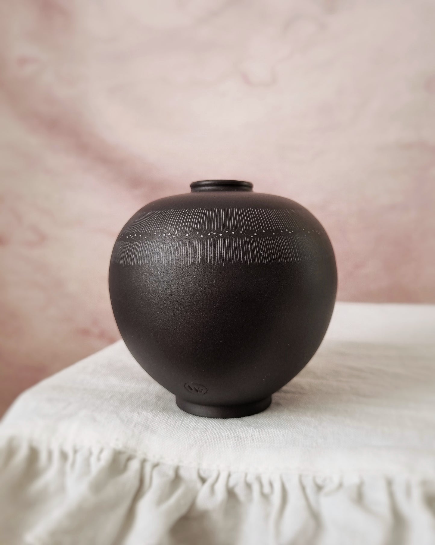 Petit vase sphérique en porcelaine noire — traits & points Sanggam